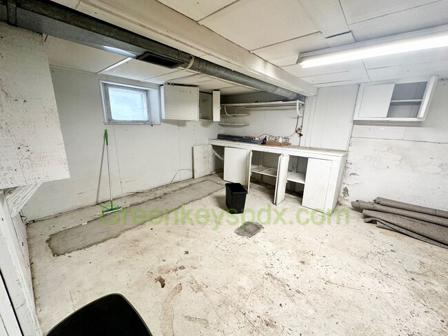 Building Photo - 3-Bedroom, 2-Bathroom House with Attached ...