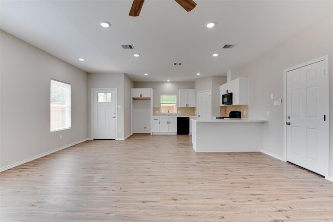 Building Photo - 8202 Homewood Ln