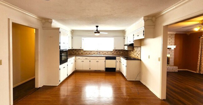 Building Photo - Beautiful 3 Bed 2 Bath Corner Lot