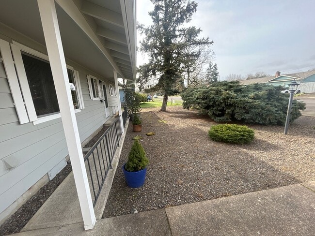 Building Photo - Beautiful 3 Bedroom 1 1/2 Bath with Huge Fenced Backyard! Tour Today!