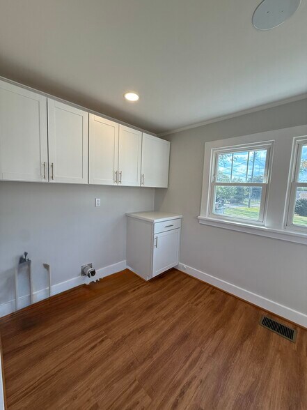 Sunroom / Laundry Room Image 2 - 205 44th Ave N