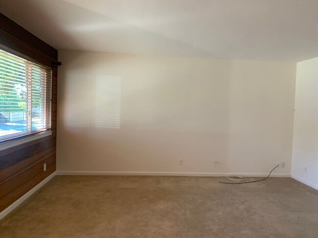 Building Photo - 3 bedroom 2 bath home with HUGE yard in Orangevale