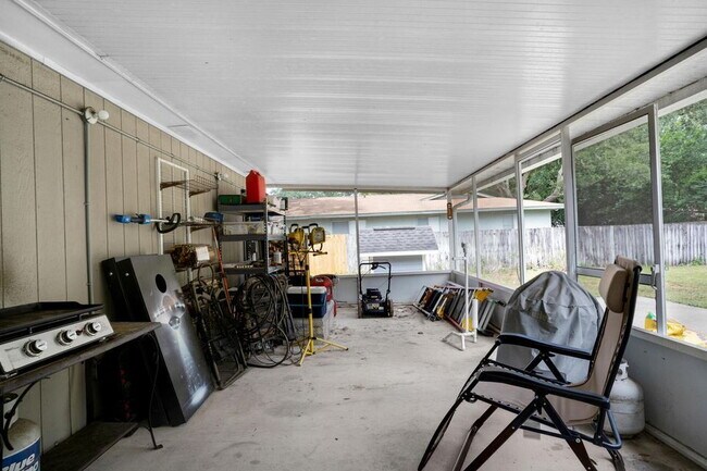 Building Photo - Featuring 3 spacious bedrooms and 2 full bathrooms, this residence blends comfort, style, and con...