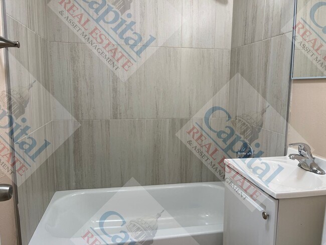 Building Photo - Charming 3 Bedroom