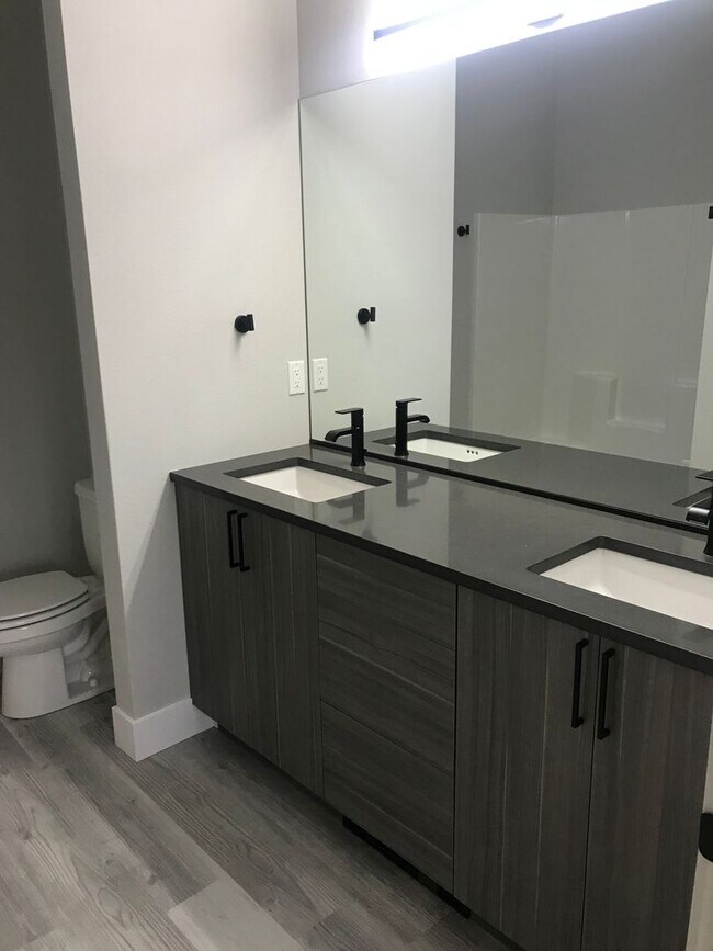 Building Photo - Pet Friendly Three Bedroom in Central Loca...