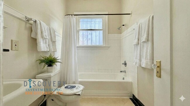 Building Photo - International Blvd. 430-434