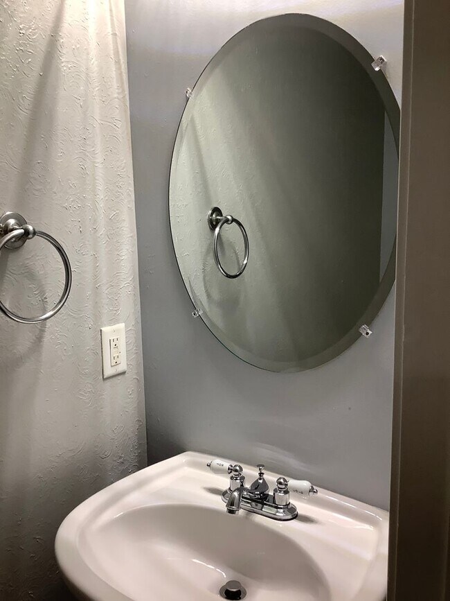 Building Photo - Bellevue - 3 bedrooms - 2 1/2 baths home