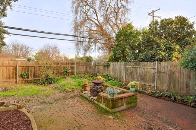 Building Photo - Beautiful Renovated 3/1 In Sacramento