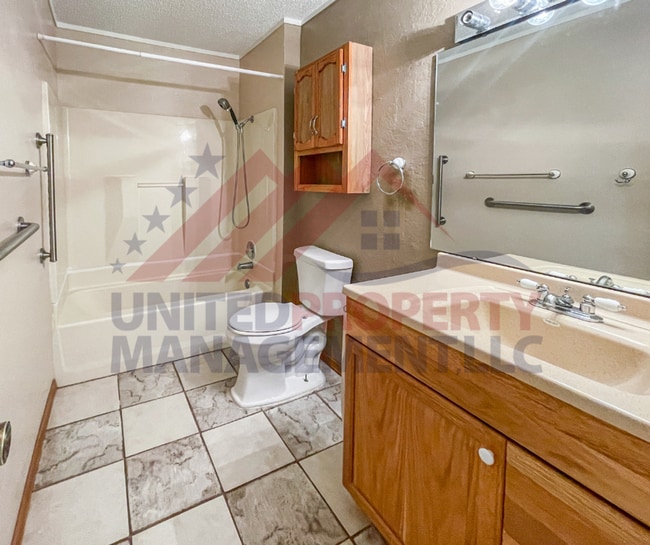 Building Photo - Large 4 bed available in Carlsbad NM