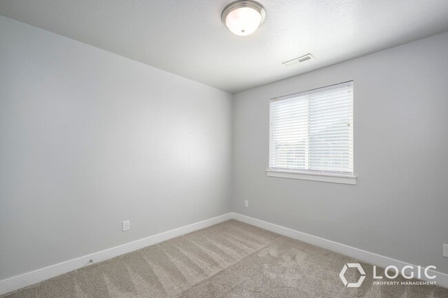 Building Photo - Beautiful Townhome for Rent!