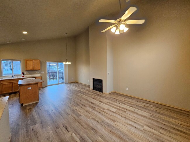 Building Photo - Newly Remodeled Duplex in the Valley