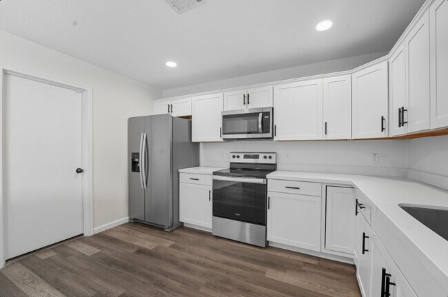 Building Photo - Beautiful Glendale Home With Pool!