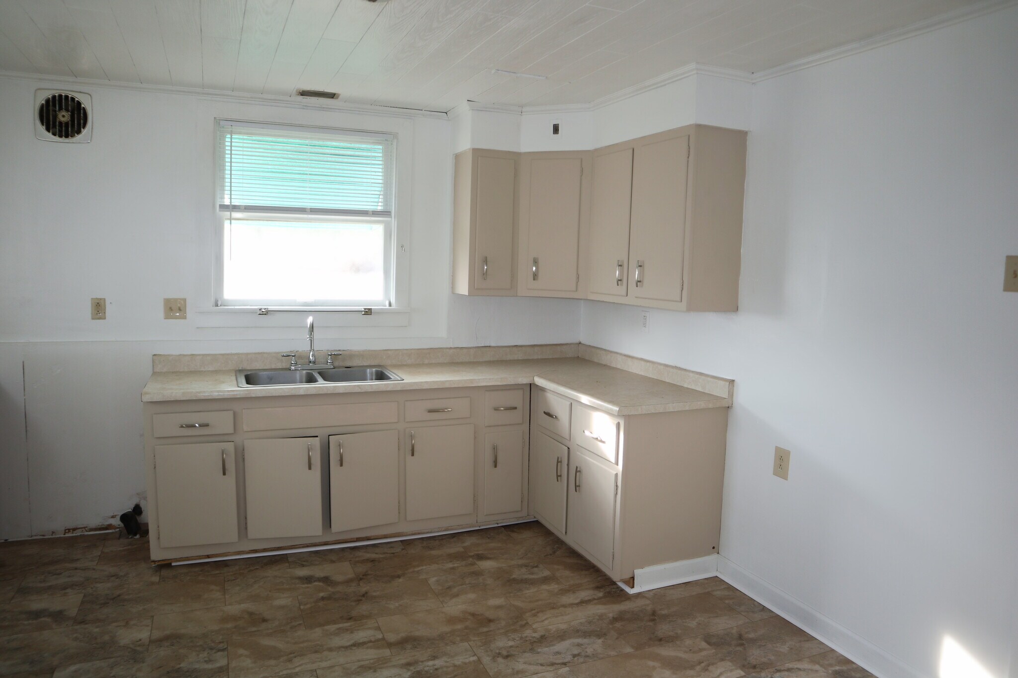 Building Photo - 823 Crest Ave