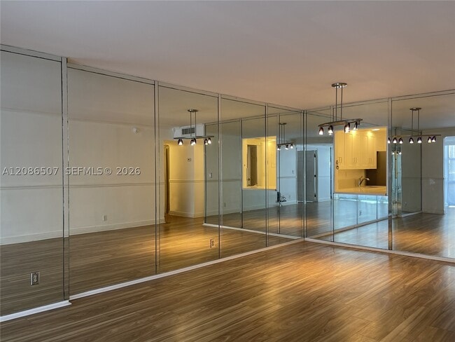 Building Photo - 800 Parkview Dr
