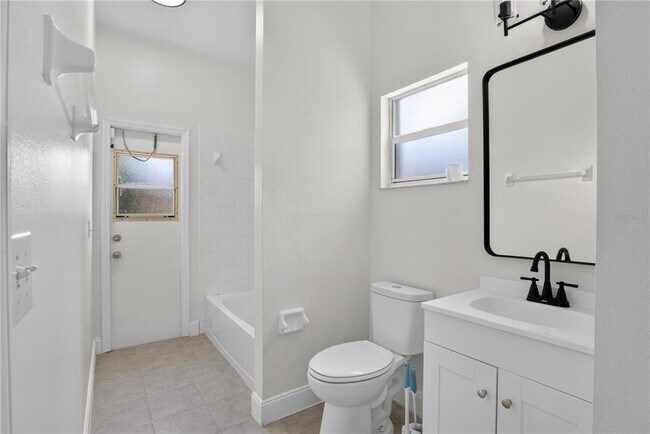 Building Photo - 121 Aurelia Ct