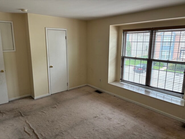 Building Photo - Abbey Lane Townhome 3 Beds 3 Baths!!