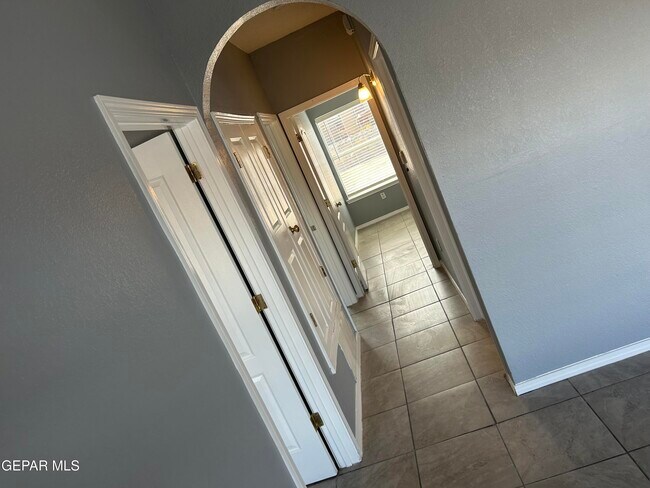 Building Photo - 609 Desierto Bonito St
