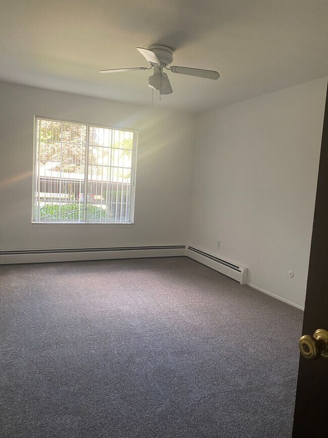 Building Photo - Royal Oak One Bedroom Apartment