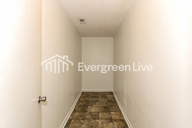 Building Photo - 209 Point S Ln