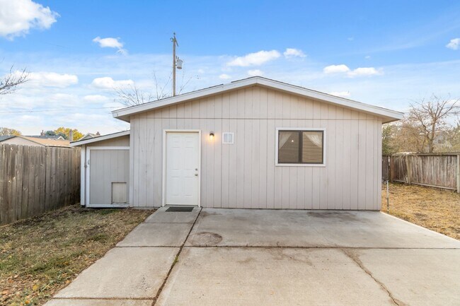 Building Photo - Recently Updated Single Family Home on Spo...