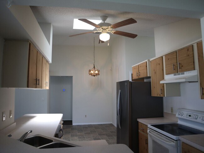 Building Photo - 3 Bedroom 2 Bath 2 Car Garage Deltona