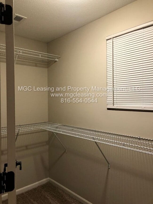 Building Photo - Enjoy Townhome Living w/ Unfinished Baseme...