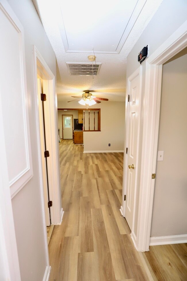Building Photo - 806 Club Ln