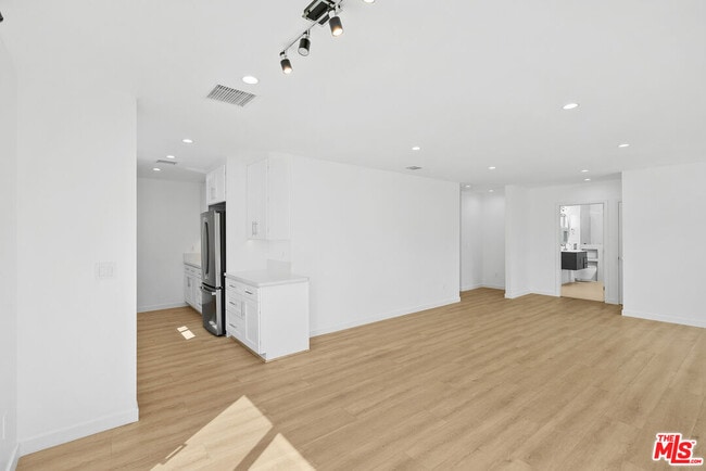 Building Photo - 7823 Kenyon Ave