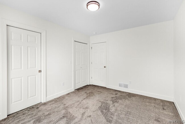 Building Photo - 4017 W River Pkwy