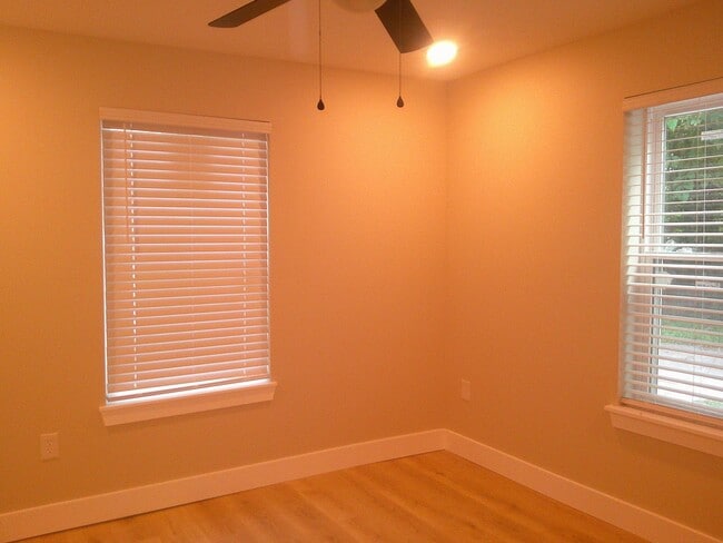 Building Photo - Fully Remodeled 2 Bed 1 Bath House