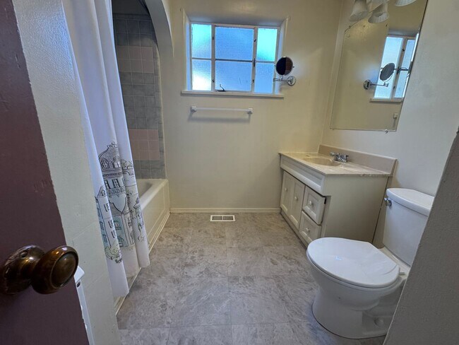 Building Photo - Stunning Nob Hill Bungalow!