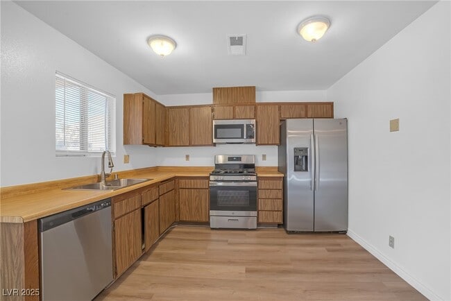 Building Photo - 540 Longtree Ave