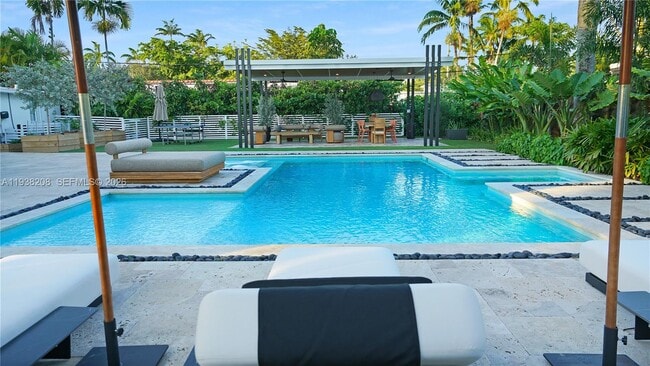 Building Photo - 1201 NE 85th St