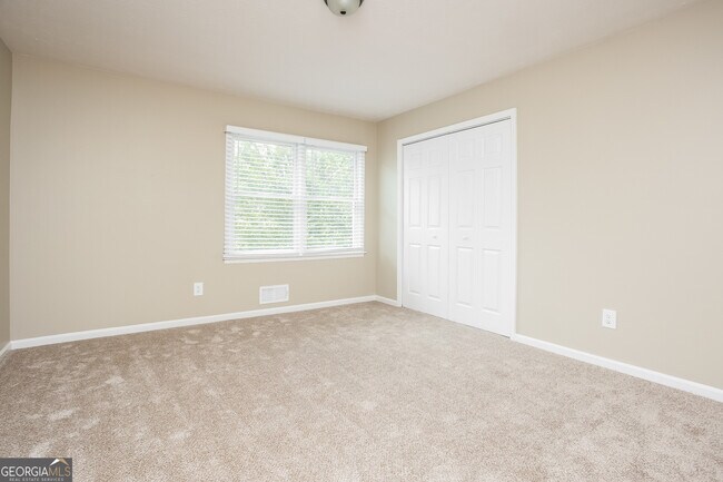 Building Photo - 680 N Kingsley Dr