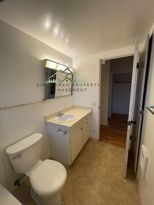 Building Photo - Quiet Friendly Street Neighborhood 3bd/1ba House