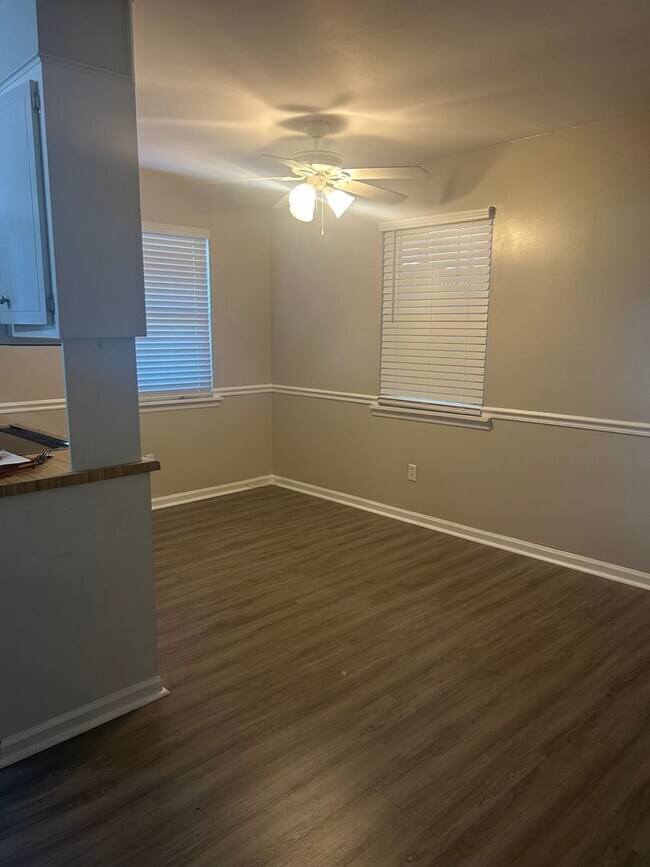 Building Photo - Cozy townhouse