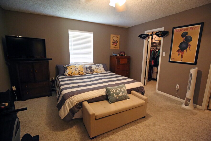 Master bedroom - 704 Tom Temple Dr