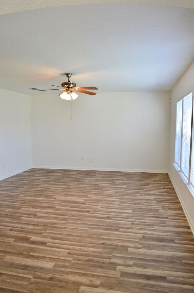 Building Photo - Amazing 4 bed 2 bath 2 story home in Hallie Heights!