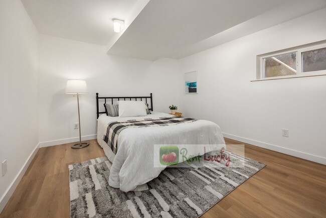 Building Photo - VIEWS, VIEWS, VIEWS!! Stunning & LARGE 4-B...