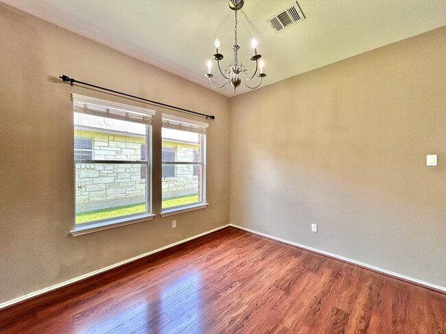 Building Photo - Beautiful & Spacious 3BR/2.5BA One-Level H...