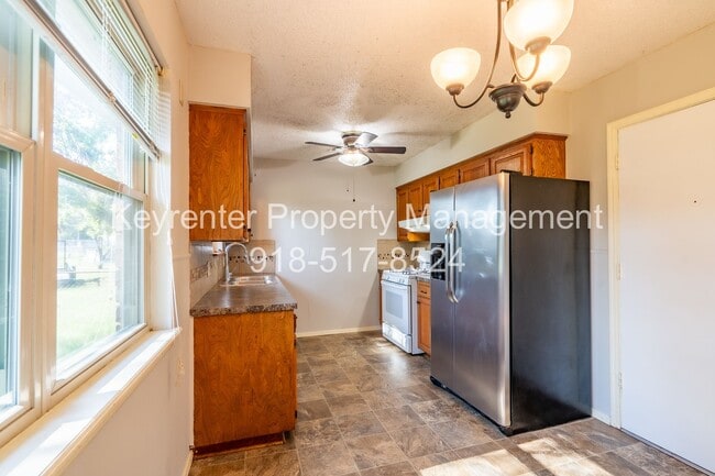 Building Photo - Stunning 3 Bed 1 Bath in amazing area