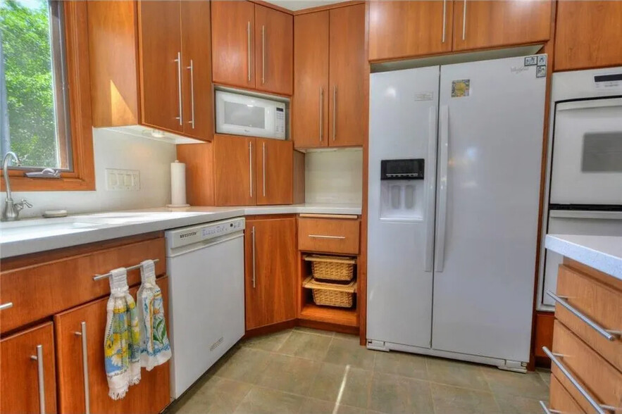 Shared kitchen - 415 12th Ave E