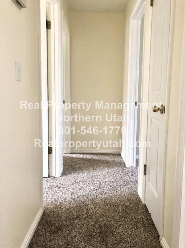 Building Photo - 4 Bedroom 2.5 Bathroom House In Layton Ava...