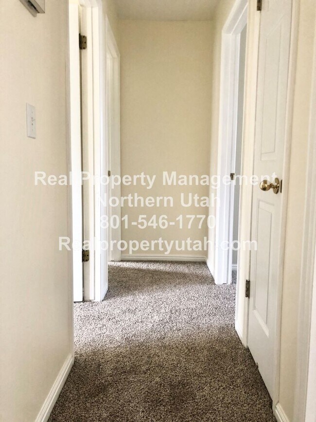 Building Photo - 4 Bedroom 2.5 Bathroom House In Layton Available!