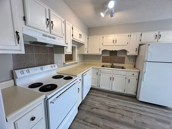 Building Photo - Freshly renovated 2BR 2.5BA Townhome