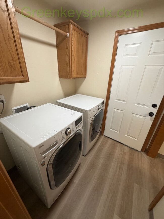 Building Photo - Charming 3-Bedroom/2.5-Bathroom House in the Cathedral Park Neighborhood of St. Johns - See Move-...