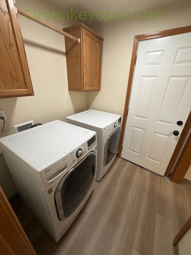 Building Photo - Charming 3-Bedroom/2.5-Bathroom House in the Cathedral Park Neighborhood of St. Johns