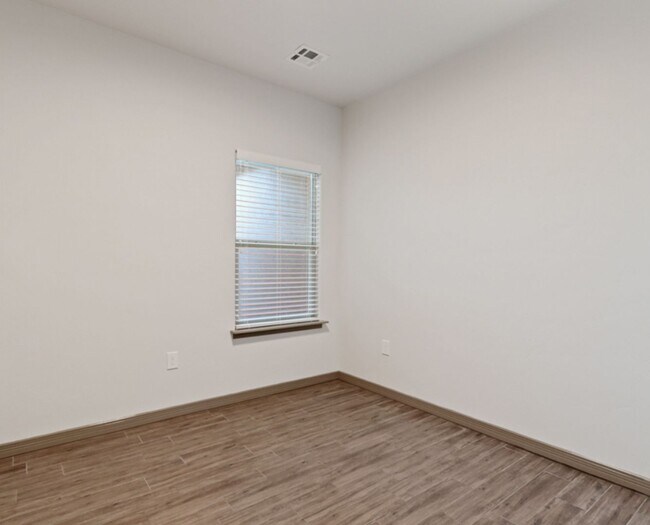 Building Photo - Newer Townhome, offering $500.00 off the first months rent