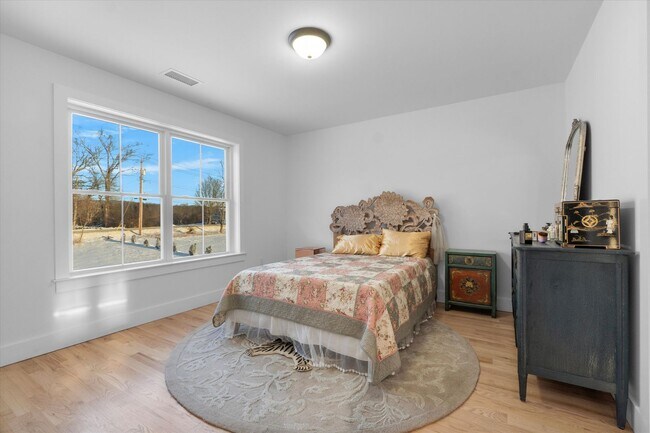 Building Photo - Move In Ready: Custom-built home