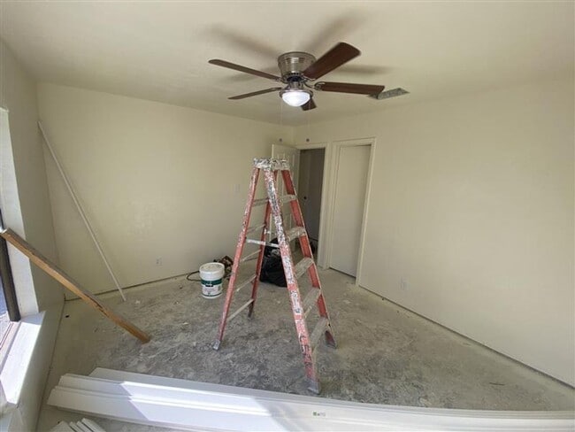 Building Photo - Cute 2/2 duplex with a garage